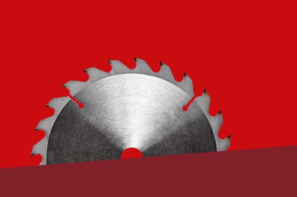 Kreissäge auf rotem Grund